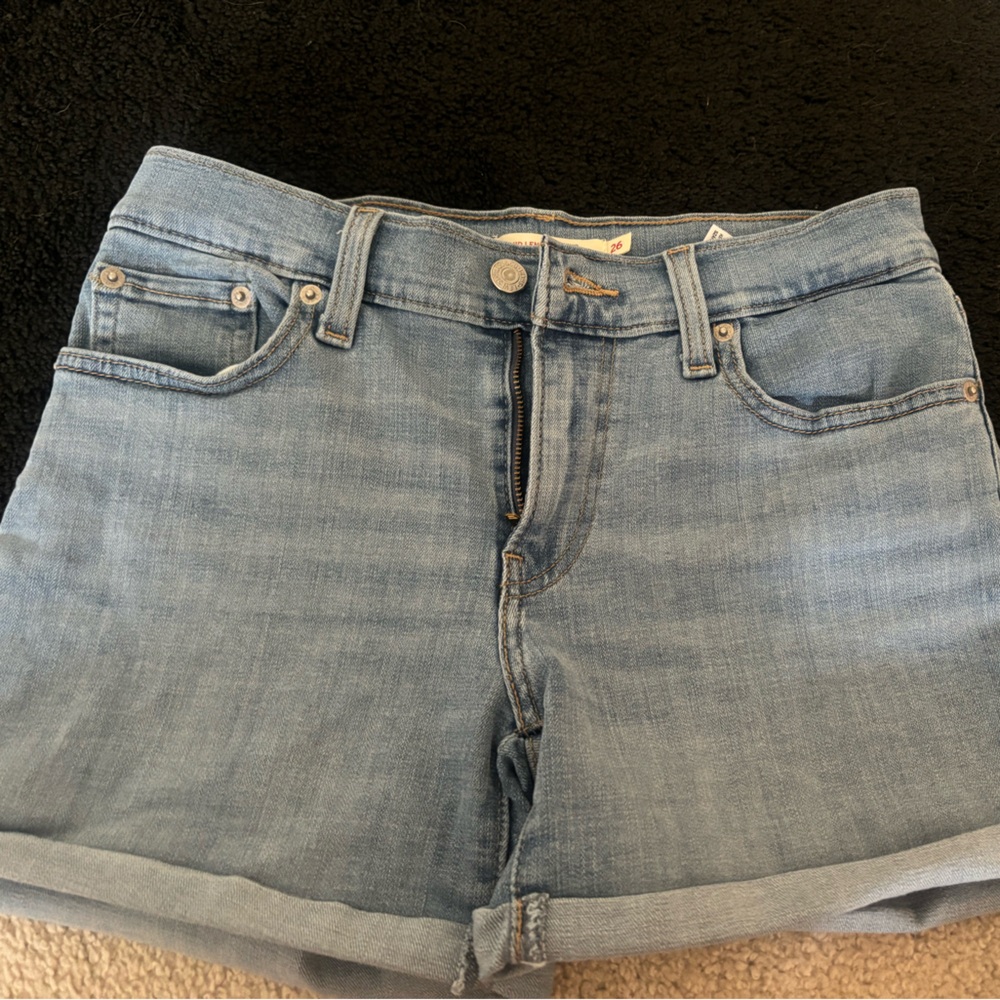 Levis hypersoft sculpt shorts size 26 inch waist. Super flattering. Brand new !